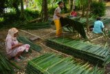 Sejumlah perajin rumahan menyelesaikan anyaman atap rumbia di Desa Iku Lhung, Jumpa, Kabupaten Aceh Barat Daya, Aceh, Jumat (7/10). Permintaan atap dari daun rumbia masih diminati oleh pembeli dengan harga mencapai Rp. 5000 per lembar, terutama untuk kebutuhan rumah tradisional dan pondok wisata . ANTARA FOTO/Suprian/Apls/ama/16