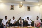 Ketua Umum PDI Perjuangan Megawati Soekarnoputri (tengah) memberikan keterangan pers didampingi para calon Gubernur dari PDIP, Gubernur DKI Jakarta Basuki Tjahaja Purnama (kedua kiri), Gubernur Banten Rano Karno (kedua kanan), Gubernur Bangka Belitung Rustam Efendi (kiri) dan anggota DPD Hana Hasanah (kanan) sebelum menuju Blitar di Bandara Halim Perdana Kusuma, Jakarta, Senin (10/10). PDI Perjuangan mengajak para calon Gubernur dan Wakil Gubernur dari partai itu pada Pilkada serentak 2017 berziarah ke makam Bung Karno di Blitar. ANTARA FOTO/Hafidz Mubarak A/wdy/16.