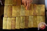 Polisi menunjukkan barang bukti berupa emas batangan dari tersangka penipu Dimas Kanjeng Taat Pribadi ketika ungkap kasus di Mapolda Jawa Timur, Jumat (7/10/2016). Barang bukti tersebut disita penyidik dari salah satu korbannya bernama Najmiah Muin, warga asal Makassar, Sulawesi Selatan berupa 260 batang emas, mata uang asing dari Vietnam, Tiongkok, dan Korea Selatan yang jumlahnya sekitar Rp200 milyar, keris, patung dan sejumlah barang lainnya yang diduga palsu. (ANTARA/M Risyal Hidayat)