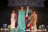 Sejumlah model memperagakan busana batik pada acara Banyuwangi Batik Festival di Taman Blambangan, Banyuwangi, Jawa Timur, Minggu (9/10)malam. Pagelaran busana batik Banyuwangi dengan tema Sekar Jagad Blambangan tersebut, menampilkan karya designer lokal dan nasional guna meningkatkan tren fashion batik. Antara Jatim/Budi Candra Setya/zk/16.