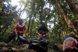 Anggota komunitas pencinta alam, organisasi kepemudaan, dan pegiat pariwisata Jambi melakukan aksi bersih di Danau Kaco, Taman Nasional Kerinci Seblat (TNKS), Gunung Raya, Kerinci, Jambi, Senin (3/10). Aksi bersih sampah yang diiringi penanaman bibit pohon tersebut dilakukan menyambut penutupan objek wisata alam yang berada di dalam taman nasional tersebut hingga 30 November 2016 sebagai upaya pemulihan ekosistem alam. ANTARA FOTO/Wahdi Septiawan/pd/16.