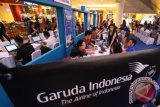 Pengunjung mencari info pemesanan tiket pada pameran Garuda Travel Fair 2016 di Medan, Sumatera Utara, Jumat (7/10). Garuda Indonesia menawarkan berbagai promo tiket murah perjalanan dalam dan luar negeri dengan potongan harga hingga 50 persen yang berlangsung hingga 9 Oktober 2016. ANTARA SUMUT/Septianda Perdana/16
