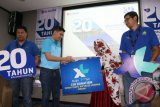 VP XL West Region, Francky Rinaldo Pakpahan (dua kiri) didampingi GM Sales Northern West, Horas Lubis (kiri) dan GM FMS West Region, Yan Ferdiyan Nurfurqan (kanan) menyerahkan bantuan kepada pemilik Rumah Tahfiz Miftahul Jannah , Sri Wahyuni (kedua kanan), di Medan, Sumatera Utara, Senin (10/10). Kegiatan tersebut dalam rangka HUT ke 20 XL. ANTARA SUMUT/Irsan Mulyadi/16