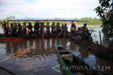 Bojonegoro - Sejumlah penumpang turun dari perahu tambang Bengawan Solo di Desa Kauman, Kecamatan Kota, Bojonegoro, Jawa Timur, Selasa (11/10). Sejumlah lokasi penyeberangan perahu tambang Bengawan Solo tetap mengangkut penumpang, meskipun air sungai terpanjang di daerah setempat masuk siaga banjir. Antara Jatim/Foto/Slamet Agus Sudarmojo.