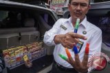 Kepala BNN Cilacap Edy Santosa menunjukan permen jari yang diduga mengandung narkoba, hasil razia petugas BNN di Kroya, Cilacap, Jateng, Rabu (12/10). BNN Cilacap bekerjasama dengan Balai Besar Pengawas Obat dan Makanan melakukan razia terhadap peredaran permen jari yang diimpor langsung dari cina karena dicurigai mengandung narkoba. ANTARA FOTO/Idhad Zakaria/wdy/16.