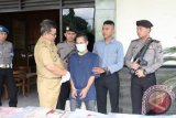Bupati Balangan, H Ansharuddin menasehati tersangka pembunuhan berencana TA alias FR (35) yang dikawal ketat anggota polisi bersenjata lengkap, di Mapolres Balangan, Selasa (11/10), dengan pesan agar terus bertobat dan mendekatkan diri kepada Allah, meningkatkan iman dan ketaqwaan kepada Yang Maha Esa. Antaranews Kalsel/Roly Supriadi