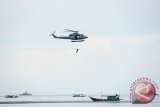 Seorang anggota Komando Pasukan Katak (Kopaska) Koarmabar TNI AL turun dari helikopter saat melakukan atraksi gladi bersih di Pantai Pulau Datok, Kecamatan Sukadana, Kabupaten Kubu Raya, Kalbar, Kamis (13/10). Sejumlah atraksi dari TNI/Polri dan pagelaran budaya telah dipersiapkan untuk Sail Karimata 2016 yang akan dihadiri oleh Presiden Joko Widodo pada Sabtu (15/10). ANTARA FOTO/Jessica Helena Wuysang/16