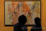 Warga mengamati lukisan saat pameran lukisan bertajuk Sketsa Negeri digelar di Surabaya, Jawa Timur, Rabu (12/10). Pameran tunggal karya Fatkur Rochman Hartono menyuguhkan 22 karya lukisan dan berlangsung sampai 16 Oktober 2016. Antara Jatim/Didik Suhartono/zk/16