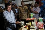 Wakil Presiden Jusuf Kalla (kiri) meninjau salah satu stand pameran usai membuka The 3rd Brunei, Indonesia, Malaysia, Philippines East Asean Grouth Areal (BIMP EAGA) and Indonesia, Malaysia, Thailand Gouth Triagek (IMT GT) Trade Expo Conference and Matching 2016 di Makassar, Sulawesi Selatan, Jumat (14/10). BIMP EAGA and IMT GT 2016 merupakan pameran perdagangan dan Konferensi Bisnis yang dihadiri sejumlah peserta dari negara Brunei Darussalam, Malaysia, Indonesia, Filipina, Jepang, Timor Leste, China dan Australia, yang bertujuan untuk memperkuat koridor ekonomi maritim dan ketahanan pangan. ANTARA FOTO/Abriawan Abhe/wdy/16