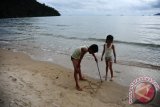 Dua anak bermain di Pantai Pulau Datok di Kecamatan Sukadana, Kabupaten Kayong Utara, Kalbar, Kamis (13/10). Pantai Pulau Datok yang merupakan perpaduan antara laut, bukit dan teluk tersebut, memiliki keindahan alam yang mempesona hingga menjadi salah satu destinasi wisata unggulan Kabupaten Kayong Utara. ANTARA FOTO/Jessica Helena Wuysang/16
