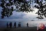 Sejumlah pengunjung berjalan di Pantai Pulau Datok di Kecamatan Sukadana, Kabupaten Kayong Utara, Kalbar, Kamis (13/10). Pantai Pulau Datok yang merupakan perpaduan antara laut, bukit dan teluk tersebut, memiliki keindahan alam yang mempesona hingga menjadi salah satu destinasi wisata unggulan Kabupaten Kayong Utara. ANTARA FOTO/Jessica Helena Wuysang/16
