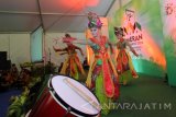 Sejumlah penari mementaskan tari Cunduk Menur di Gazebo Banyuwangi, Jawa Timur, Jumat (14/10). Tari Cunduk Menur merupakan tarian selamat datang untuk menyambut tamu kehormatan, yang saat ini masih dilestarikan oleh masyarakat Banyuwangi. Antara Jatim/Budi Candra Setya/zk/16.