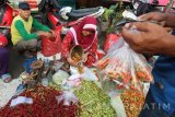 Seorang pedagang cabai di Pasar Kota, Bojonegoro, Jawa Timur, melayani pembeli, Sabtu (15/10). Harga berbagai macam jenis cabai di daerah setempat naik berkisar Rp3.000-Rp5.000 per kilogram, disebabkan pengaruh hujan yang mengakibatkan turunnya produksi cabai dari daerah penghasil. Antara Jatim/Foto/Slamet Agus Sudarmojo/zk/16. 