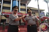 Kapolda Sumut yang baru Irjen Pol Rycko Amelza Dahniel (kiri) melakukan salam komando dengan Kapolda Sumut yang lama Irjen Pol Raden Budi Winarso (kanan) usai mengikuti upacara serah terima jabatan (Sertijab) di Mapolda Sumut, Medan, Sumatera Utara, Jumat (14/10). Mantan Kepala STIK Lemdikpol Polri Irjen Pol Rycko Amelza Dahniel resmi menjabat sebagai Kapolda Sumut menggantikan Irjen Pol Raden Budi Winarso yang kini menjadi Widyaswara Utama Sespim Polri Lemdikpol. ANTARA SUMUT/Septianda Perdana