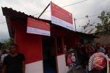 Sejumlah warga berada di dalam gerai Elektronik Warung Gotong Royong Kelompok Usaha Bersama Program Keluarga Harapan (E-Warong KUBE PKH) saat peluncurannya di Medan, Sumatera Utara, Jumat (14/10). E-Warong selain dapat digunakan untuk mengambil dana Program Keluarga Harapan (PKH) juga sebagai sarana jual beli non tunai bagi peserta PKH yang menjadi solusi atas pencegahan berbagai praktik penyelewengan dalam penyaluran bantuan sosial (bansos) non-tunai kepada masyarakat miskin. ANTARA SUMUT/Septianda Perdana