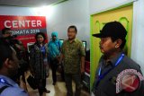 Menteri Komunikasi dan Informatika (Menkominfo), Rudiantara (dua kanan) meninjau gedung media center untuk Sail Karimata 2016 di Pantai Pulau Datok, Kecamatan Sukadana, Kabupaten Kayong Utara, Kalbar, Jumat (14/10). Menkominfo menyatakan bahwa Ia menargetkan pemasangan base transceiver station (BTS) pada 75 lokasi yang dimulai dari Kalimantan Barat hingga Kalimantan Timur dapat diselesaikan pada akhir 2017, agar seluruh Kalimantan dapat terkoneksi dengan jaringan komunikasi data berkecepatan tinggi (broadband). ANTARA FOTO/Jessica Helena Wuysang/16