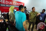 Menteri Komunikasi dan Informatika (Menkominfo), Rudiantara (dua kanan) meninjau gedung media center untuk Sail Karimata 2016 di Pantai Pulau Datok, Kecamatan Sukadana, Kabupaten Kayong Utara, Kalbar, Jumat (14/10). Menkominfo menyatakan bahwa Ia menargetkan pemasangan base transceiver station (BTS) pada 75 lokasi yang dimulai dari Kalimantan Barat hingga Kalimantan Timur dapat diselesaikan pada akhir 2017, agar seluruh Kalimantan dapat terkoneksi dengan jaringan komunikasi data berkecepatan tinggi (broadband). ANTARA FOTO/Jessica Helena Wuysang/16