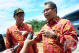 Menteri Komunikasi dan Informatika (Menkominfo), Rudiantara (kanan) bersama Menteri Dalam Negeri (Mendagri), Tjahjo Kumolo (kiri) berbicara kepada wartawan usai pembukaan Sail Karimata 2016 di Pantai Pulau Datok, Kecamatan Sukadana, Kabupaten Kayong Utara, Kalbar, Sabtu (15/10). Menkominfo menyatakan bahwa dalam pekan ini Ia akan melakukan kunjungan kerja ke Perbatasan Entikong, Kabupaten Sanggau dan Kota Singkawang untuk memantau kondisi terkini jaringan telekomunikasi di tiga kawasan tersebut. ANTARA FOTO/Jessica Helena Wuysang/16