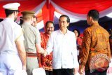 Presiden Joko Widodo (dua kanan) didampingi Menteri Pariwisata, Arief Yahya (tiga kanan) menyalami perwakilan Angkatan Laut dari negara luar saat menghadiri pembukaan Sail Karimata 2016 di Pantai Pulau Datok, Kecamatan Sukadana, Kabupaten Kayong Utara, Kalbar, Sabtu (15/10). Sail Karimata 2016 yang resmi dibuka oleh Presiden Joko Widodo tersebut, bertujuan untuk mempercepat pembangunan dan mempromosikan potensi daerah. ANTARA FOTO/Jessica Helena Wuysang/16