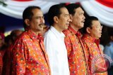 Presiden Joko Widodo (dua kiri) didampingi Menteri Koordinator Kemaritiman, Luhut Binsar Pandjaitan (dua kanan), Menteri Pariwisata, Arief Yahya (kiri) dan Gubernur Kalbar, Cornelis (kanan) menghadiri pembukaan Sail Karimata 2016 di Pantai Pulau Datok, Kecamatan Sukadana, Kabupaten Kayong Utara, Kalbar, Sabtu (15/10). Sail Karimata 2016 yang resmi dibuka oleh Presiden Joko Widodo tersebut, bertujuan untuk mempercepat pembangunan dan mempromosikan potensi daerah. ANTARA FOTO/Jessica Helena Wuysang/16