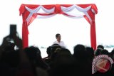 Presiden Joko Widodo berpidato saat pembukaan Sail Karimata 2016 di Pantai Pulau Datok, Kecamatan Sukadana, Kabupaten Kayong Utara, Kalbar, Sabtu (15/10). Sail Karimata 2016 yang resmi dibuka oleh Presiden Joko Widodo tersebut, bertujuan untuk mempercepat pembangunan dan mempromosikan potensi daerah. ANTARA FOTO/Jessica Helena Wuysang/16