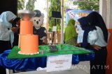 Sejumlah peserta bersiap dalam lomba karya tulis ilmiah tentang energi yang digelar Dinas Perindustrian, Perdagangan, Pertambangan dan Energi (Disperindagtamben) Kota Kediri, Sabtu (15/10). Lomba itu diikuti 52 tim, yang merupakan pelajar tingkat SMA/SMK di keresidenan Kediri. Antara Jatim/Foto/Asmaul Chusna/zk/16