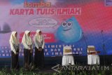 Sejumlah peserta konsentrasi mendengarkan tanggapan dewan juri dalam lomba karya tulis ilmiah tentang energi yang digelar Dinas Perindustrian, Perdagangan, Pertambangan dan Energi (Disperindagtamben) Kota Kediri, Sabtu (15/10). Lomba itu diikuti 52 tim, yang merupakan pelajar tingkat SMA/SMK di keresidenan Kediri. Antara Jatim/Foto/Asmaul Chusna/zk/16