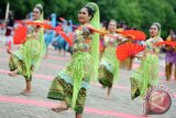 Sejumlah pelajar menari saat pembukaan Sail Karimata 2016 di Pantai Teluk Datok, Kecamatan Sukadana, Kabupaten Kayong Utara, Kalbar, Sabtu (15/10). Sail Karimata 2016 yang dihadiri oleh Presiden Joko Widodo tersebut, dimeriahkan dengan pagelaran tari kolosal para pelajar Kayong Utara dan atraksi TNI/Polri. ANTARA FOTO/Jessica Helena Wuysang/16