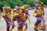 Sejumlah pelajar menari saat pembukaan Sail Karimata 2016 di Pantai Teluk Datok, Kecamatan Sukadana, Kabupaten Kayong Utara, Kalbar, Sabtu (15/10). Sail Karimata 2016 yang dihadiri oleh Presiden Joko Widodo tersebut, dimeriahkan dengan pagelaran tari kolosal para pelajar Kayong Utara dan atraksi TNI/Polri. ANTARA FOTO/Jessica Helena Wuysang/16