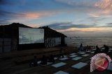 Sejumlah warga berada di atas panggung Misbar terapung di Pantai Pulau Datok, Kecamatan Sukadana, Kabupaten Kayong Utara, Kalbar, Sabtu (15/10). Bioskop Misbar (Gerimis Bubar)yang digelar Badan Ekonomi Kreatif (Bekraf) di atas laut dalam rangka memeriahkan Sail Karimata 2016 tersebut, menyajikan sejumlah film karya sutradara Indonesia untuk menghibur masyarakat setempat. ANTARA FOTO/Jessica Helena Wuysang/16