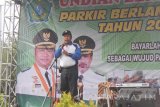 Kepala Dinas Perhubungan Kabupaten Sidoarjo Joko Santosa saat memberikan laporan kegiatan pengundian parkir berlangganan di Alun-alun Sidoarjo, Minggu (16/10). Dalam kesempatan itu pihaknya akan menindak tegas juru parkir nakal yang masih menarik retribusi di lokasi parkir berlangganan. Antarajatim/Indra Setiawan/zk/16.