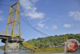 Tim SAR melakukan pemantauan di sekitar jembatan roboh di Pulau Nusa Ceningan, Klungkung, Bali, Senin (17/10). Jembatan sepanjang sekitar 150 meter penghubung Pulau Nusa Ceningan dengan Nusa Lembongan tersebut ambruk pada Minggu (16/10) yang menyebabkan delapan orang tewas dan 34 orang luka-luka. ANTARA FOTO/Made Wiryawan/wdy/16.