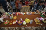 Seorang juri melakukan penilaian kreasi bekal makanan saat lomba menyusun bekal makanan untuk anak SD di Surabaya, Jawa Timur, Senin (17/10). Kegiatan yang diikuti oleh 50 peserta tersebut bertujuan untuk mengajarkan bagaimana menyediakan bekal makanan yang sesuai dengan nutrisi bagi anak SD sekaligus dalam rangka merayakan Lustrum ke-6 atau 30 Tahun berdirinya Fakultas Pertanian jurusan Pangan Universitas Katolik Widya Mandala (UKWM) Surabaya. Antara jatim/Moch Asim/zk/16