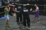 Pesilat bertarung saat tradisi Pencak Dor memperingati Hari Santri Nasional di Kelurahan Banaran, Kota Kediri, Jawa Timur, Sabtu (15/10) malam. Tarung bebas yang berasal dari tradisi pondok pesantren Lirboyo tersebut guna mempererat persahabatan antar perguruan silat. Antara Jatim/Prasetia Fauzani/zk/16