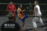 Pesilat bertarung saat tradisi Pencak Dor memperingati Hari Santri Nasional di Kelurahan Banaran, Kota Kediri, Jawa Timur, Sabtu (15/10) malam. Tarung bebas yang berasal dari tradisi pondok pesantren Lirboyo tersebut guna mempererat persahabatan antar perguruan silat. Antara Jatim/Prasetia Fauzani/zk/16