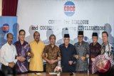 Ketua umum Chairman of Center for Dialogue and Cooperation among Civilizations Din Syamsuddin (keempat kanan) bergandeng tangan bersama Sekertaris Eksekutif Konferensi Wali Gereja Indonesia Romo Edy Purwanto (kiri), Ketua Umum Majelis Tinggi Agama Konghucu Indonesia (Matakin) Uung Sendana (kedua kiri), Ketua Bidang Dikbud Parisada Hindu Dharma Nyoman Udayana Sangging (ketiga kiri), Sekjen Perwakilan Gereja-gereja Indonesia (PWI) Gomar Gultom (keempat kiri), Ketua kerukunan antar umat beragama MUI Yusnar Yusuf (ketiga kanan), Sekjen MUI dan Ketua bidang Ekonomi Muhammadiyah Anwar Abbas (kedua kanan) dan Ketua Perwakilan Umat Budha Indonesia (Walubi) Suhadi Sendjaja (kanan) seusai memberi keterangan pers terkait persiapan Pilkada di Jakarta, Senin (17/10). Dalam keterangannya tokoh-tokoh agama berpesan kepada segenap warga bangsa untuk mendorong proses demokrasi Indonesia berlangsung aman dan lancar serta mengindahkan nilai-nilai moral dan etika beragama. ANTARA FOTO/M Agung Rajasa/wdy/16.