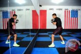 Petinju dunia dari Sukadana, Daud Yordan menjalani latihan di Sasana 24/7 Daud Yordan Boxing Club di Kecamatan Sukadana, Kabupaten Kayong Utara, Kalbar, Senin (17/10). Daud Yordan yang merupakan pemegang sabuk World Boxing Association (WBA) International dan menempati peringkat pertama tinju dunia tersebut, menyatakan bahwa saat ini Ia menjalani latihan rutin setiap hari guna menjaga stamina tubuh. ANTARA FOTO/Jessica Helena Wuysang/16
