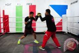 Petinju dunia dari Sukadana, Daud Yordan (kiri) bersama pelatih Edin Diaz (kanan), menjalani latihan di Sasana Daud Yordan Boxing Club di Kecamatan Sukadana, Kabupaten Kayong Utara, Kalbar, Senin (17/10). Daud Yordan yang merupakan pemegang sabuk World Boxing Association (WBA) International dan menempati peringkat pertama tinju dunia tersebut, menyatakan bahwa saat ini Ia menjalani latihan rutin setiap hari guna menjaga stamina tubuh. ANTARA FOTO/Jessica Helena Wuysang/16