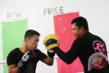 Petinju dunia dari Sukadana, Daud Yordan (kiri) bersama pelatih Edin Diaz (kanan), menjalani latihan di Sasana Daud Yordan Boxing Club di Kecamatan Sukadana, Kabupaten Kayong Utara, Kalbar, Senin (17/10). Daud Yordan yang merupakan pemegang sabuk World Boxing Association (WBA) International dan menempati peringkat pertama tinju dunia tersebut, menyatakan bahwa saat ini Ia menjalani latihan rutin setiap hari guna menjaga stamina tubuh. ANTARA FOTO/Jessica Helena Wuysang/16