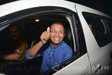 Mantan Menteri Badan Usaha Milik Negara Dahlan Iskan usai diperiksa sebagai saksi kasus dugaan korupsi penjualan aset  PT PWU di Kejaksaan Tinggi Jawa Timur, Surabaya, Senin (17/10).Dahlan Iskan yang menjabat sebagai Direktur Utama PT PWU (Panca Wira Usaha) tahun 2000-2010 diperiksa terkait dengan kasus dugaan korupsi penjualan aset. Antara Jatim/Umarul Faruq/zk/16