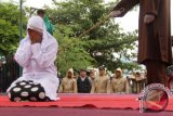 Algojo melaksanakan eksekusi cambuk terhadap terdakwa dalam kasus khalwat/mesum di Masjid Baiturrahmah, Banda Aceh, Senin (17/10). Sebanyak tujuh pasangan mesum, seorang di antaranya tidak hadir karena hamil, masing-masing menjalani sebanyak sembilan hingga 25 kali cambuk karena terbukti melakukan pelanggaran syariat berdasarkan Qanun Nomor 6 tahun 2014 tentang hukum jinayat. ANTARA FOTO/Ampelsa/aww/16.