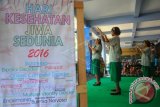 Pasien menari saat kegiatan ekspresi dan kreasi di Rumah Sakit Jiwa Daerah Surakarta, Jawa Tengah, Selasa (18/10). Kegiatan yang diikuti para pasien RS tersebut sebagai sarana ekspresi dan kreativitas terutama terkait hari kesehatan jiwa sedunia. ANTARA FOTO/Aloysius Jarot Nugroho/wdy/16.