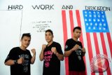 Tiga Petinju dari Sasana Daud Yordan Boxing Club yaitu Hisar Pacman Mawan (kiri), Sunardi Gamboa (tengah) dan Antony KH Holt (kanan) berfoto bersama usai menjalani latihan di Kecamatan Sukadana, Kabupaten Kayong Utara, Kalbar, Senin (17/10). Ketiga petinju yang ditempa oleh Pelatih Edin Diaz tersebut, siap berlaga di pertandingan tinju yang digelar di Balai Sarbini Jakarta pada Sabtu (29/10) mendatang. ANTARA FOTO/Jessica Helena Wuysang/16



