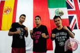 Tiga Petinju dari Sasana Daud Yordan Boxing Club yaitu Antony KH Holt (kiri), Sunardi Gamboa (tengah) dan Hisar Pacman Mawan (kanan) berfoto bersama usai menjalani latihan di Kecamatan Sukadana, Kabupaten Kayong Utara, Kalbar, Senin (17/10). Ketiga petinju yang ditempa oleh Pelatih Edin Diaz tersebut, siap berlaga di pertandingan tinju yang digelar di Balai Sarbini Jakarta pada Sabtu (29/10) mendatang. ANTARA FOTO/Jessica Helena Wuysang/16



