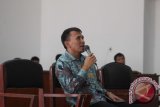 Mantan Gubernur Sumut yang menjadi terdakwa kasus korupsi Gatot Pujo Nugroho usai menjalani sidang dengan agenda keterangan terdakwa di Pengadilan Negeri Tipikor Medan, Sumatera Utara, Senin (17/10). Jaksa mendakwa Gatot Pujo Nugroho melakukan tindak korupsi dalam kasus dugaan dana hibah serta bantuan sosial (bansos) Pemerintah Sumatera Utara tahun 2013. ANTARA SUMUT/Septianda Perdana/16