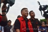 Mantan Ketua DPRD Surabaya periode 2009-2014 Wisnu Wardhana (tengah) dikawal petugas usai diperiksa di Kejaksaan Tinggi Jawa Timur, Surabaya, Senin (17/10). Wisnu Wardhana ditetapkan sebagai tersangka terkait kasus dugaan penyalahgunaan penjualan aset PT PWU (Panca Wira Usaha) tahun 2000-2010. Antara jatim/Umarul Faruq/zk/16