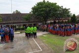 Para peserta Olimpiade Olahraga Siswa Nasional (O2SN) tingkat SMK se-Kabupaten Bangka Tengah, saat mengikuti acara pembukaan di Koba, Kabupaten Bangka Tengah, Kamis (13/10)(Foto Disdik Bangka Tengah)