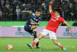 Pesepakbola Persija Jakarta, Soon Hak Hoong (kanan) berusaha menahan bola yang ditendang pesepakbola Arema Cronus, Nicholas Kalmar (kiri) dalam pertandingan Torabika Soccer Championship (TSC) di Stadion Gajayana, Malang, Jatim, Selasa (18/10). Di akhir babak pertama tuan rumah Persija Jakarta tertinggal dari Arema dengan skor 0-2. Antara Jatim/Ari Bowo Sucipto/zk/16.