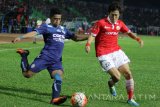 Pesepakbola Persija Jakarta, Soon Hak Hoong (kanan) berusaha menghalangi laju pesepakbola Arema Cronus, Benny Wahyudi (kiri) dalam pertandingan Torabika Soccer Championship (TSC) di Stadion Gajayana, Malang, Jatim, Selasa (18/10). Di akhir babak pertama tuan rumah Persija Jakarta tertinggal dari Arema dengan skor 0-2. Antara Jatim/Ari Bowo Sucipto/zk/16.