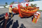 Warga keturunan berdoa saat membakar replika kapal dalam upacara keagamaan di Vihara Avalokitesvara, Pamekasan, Jatim, Selasa  (18/10). Ritual tersebut dimaksudkan agar mendapat keselamatan dan kesuksesan sekaligus merupakan rangkaian peringatan Dewi Kwan Im menuju kesempurnaan. Antara Jatim/Saiful Bahri/zk/16